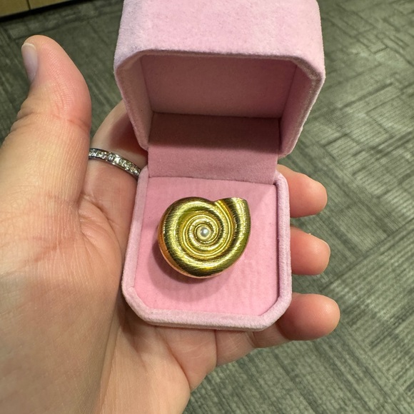 Adjustable Gold Spiral Shell ring - Picture 4 of 9